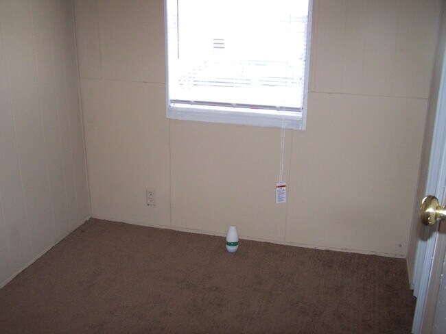 Building Photo - Nice Country living 2 Bedroom 1 Bath