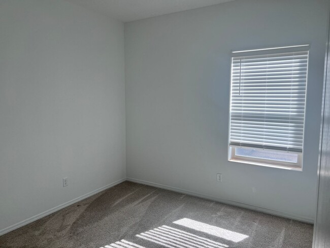 Building Photo - Newer 4 Br, 2 Ba, with the major appliance...