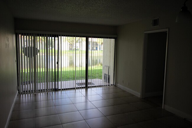Building Photo - 1513 Lake Crystal Dr