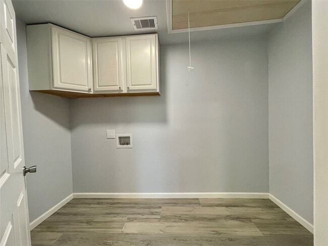 Building Photo - 150 Huisache St