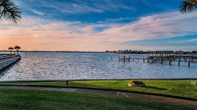 Building Photo - 100 Bluff View Dr