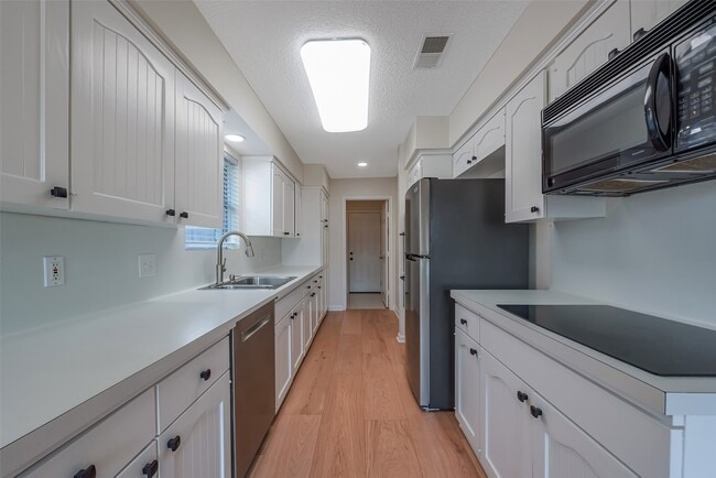 Building Photo - 730 Seamaster Dr