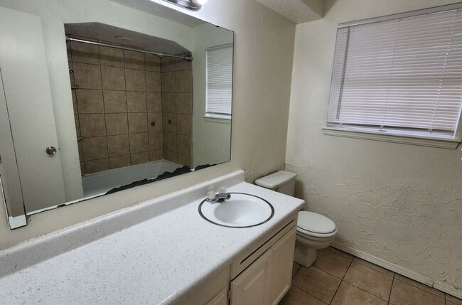 Building Photo - 5 bedroom 2.5 bath - Accepting Housing Vouchers