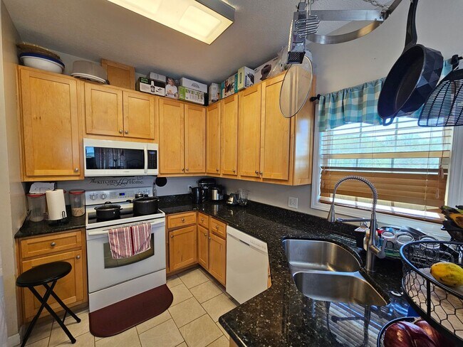 Building Photo - 4 Bedroom, 3 Bathroom home AVAILABLE 6/4/26