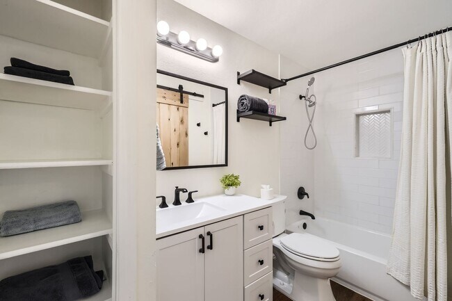 Building Photo - Evolve Real Estate: Spacious 3 Bed 3 bath ...