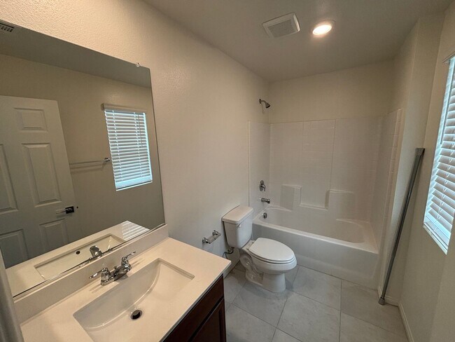 Building Photo - Beautiful 5-Bedroom, 4.5-Bath Home with St...