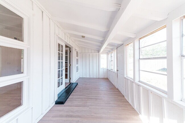 Building Photo - Spacious 3/2 with 2 Living Areas!