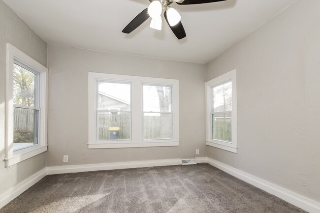 Building Photo - 4715 NE 45th Terrace