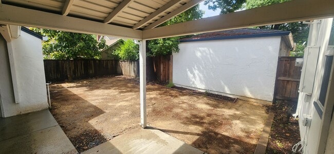 Building Photo - East Sac Charmer