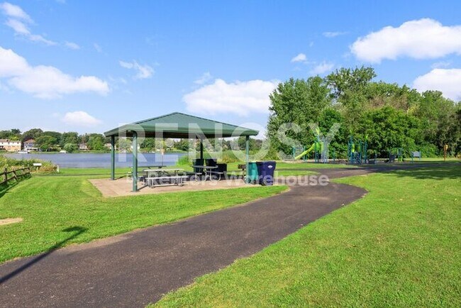 Building Photo - Available July 1st 5 Bedroom 2 Bath Single Family Home in Robbinsdale