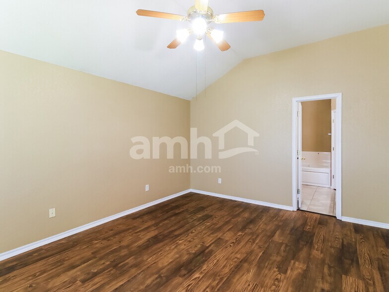 Building Photo - 700 SW 156th Pl