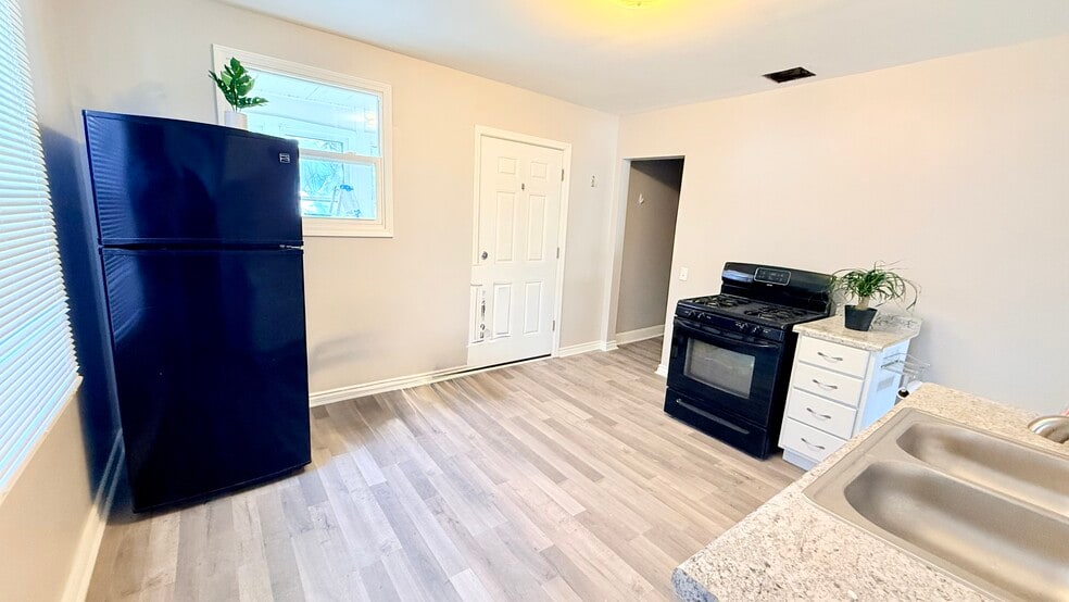 Building Photo - 4849 W Eddy St