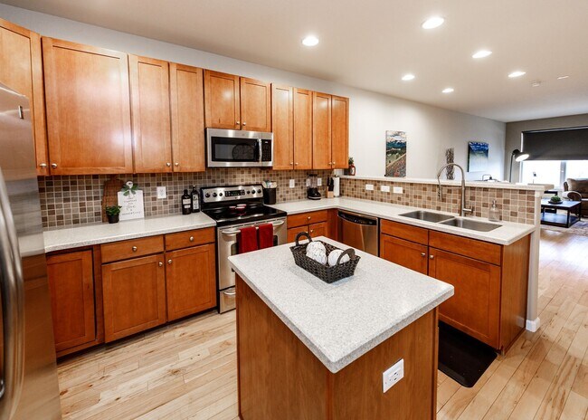 Building Photo - Fully Furnished Downtown 2 Bed, 4 Bath Executive Townhouse