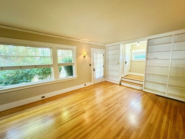 Building Photo - Stunning 3 Bedroom with Fully Fenced Yard ...