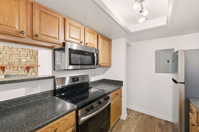 Building Photo - Light and Bright 2-Bed 2-Bath Home Available Immediately!