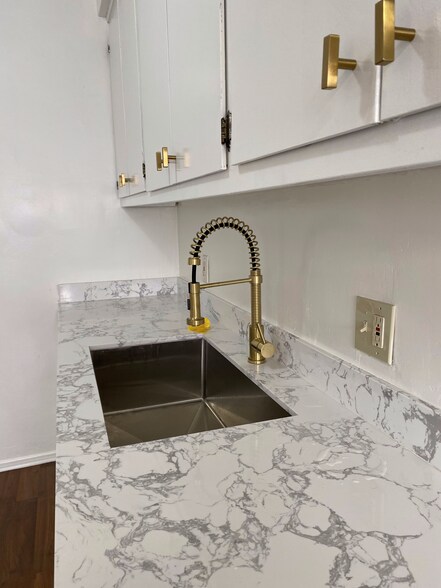 Building Photo - 911 N Harper Ave