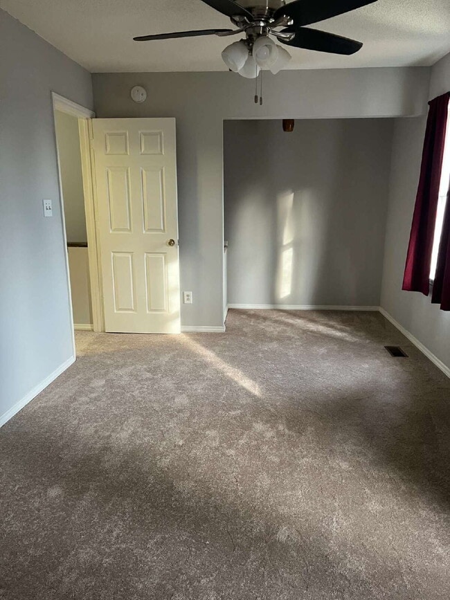 Building Photo - Charming 3 bedroom 2 bath townhome with lots of light and open downstairs. Galley kitchen, lots o...