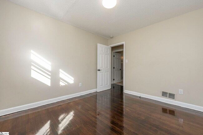 Building Photo - 142 Westover Dr