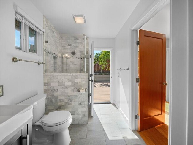 Building Photo - COMING SOON! Single Family Home in Sunny Bernal Heights - 4 br/3 ba - 2 Car Parking - Great Views...