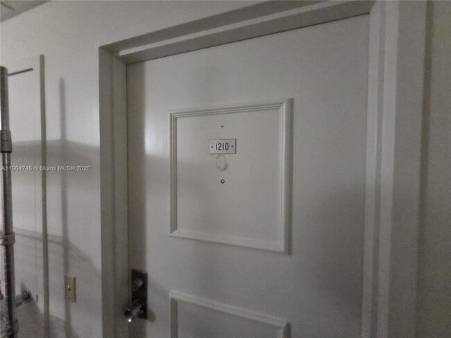 Building Photo - 3200 Port Royale Dr N