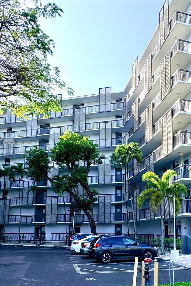 Building Photo - 20500 W Country Club Dr