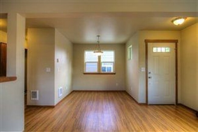 Building Photo - Lease Take Over - 1 bd in a 4 bd house