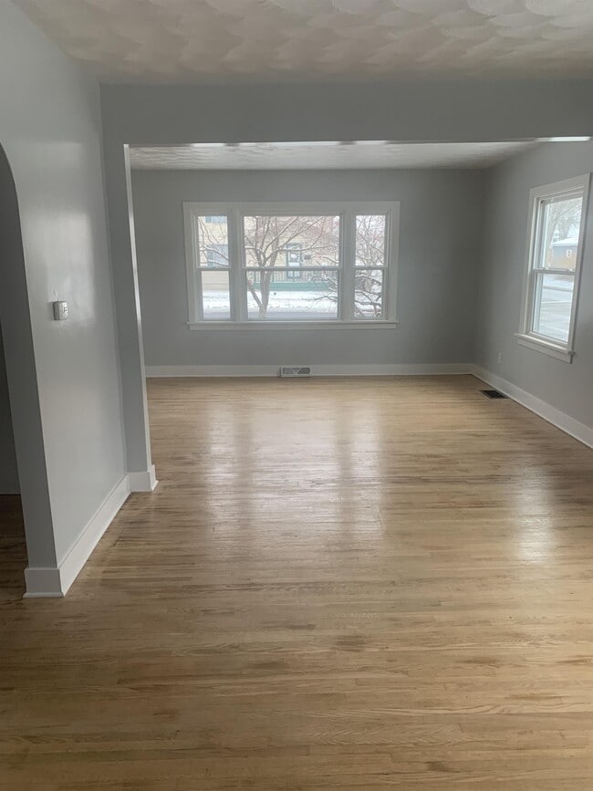 Building Photo - 216 3rd Ave