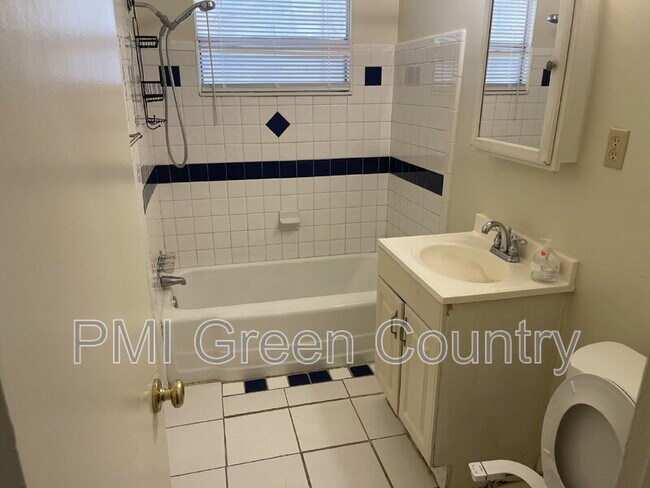 Building Photo - 5430 N Frankfort Pl
