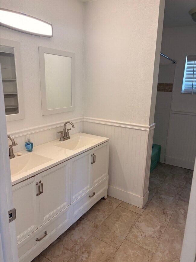 Building Photo - 4018 Lakewood Rd