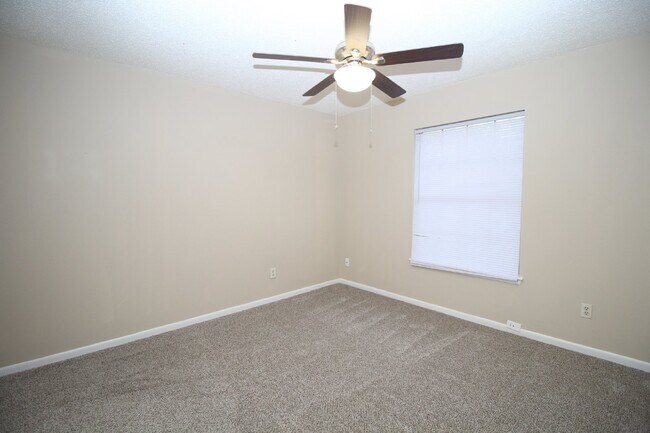 Building Photo - 3 bed 2 bath home with 2 car garage and Fl...