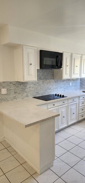 Building Photo - 303 N Swall Dr
