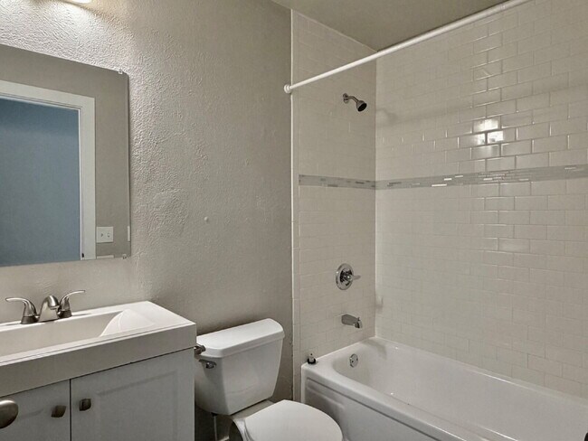 Building Photo - Spacious 4 bedroom, 3 bathroom home in the heart of Aurora is ready for immediate move in! Conven...