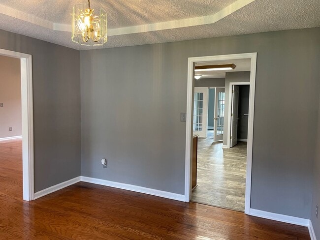 Building Photo - 3-4 Bed with 2 full baths and 2 car garage...