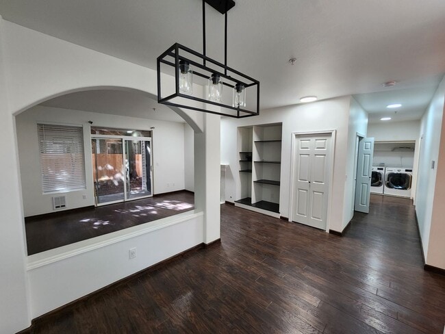 Building Photo - Renovated 3 Bedroom Condo