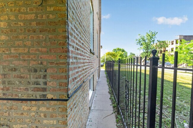 Building Photo - 3622 W Franklin Blvd