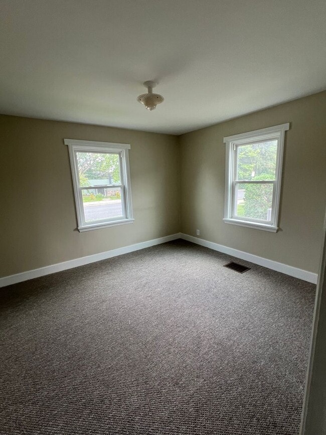 Building Photo - 262 McKnight St