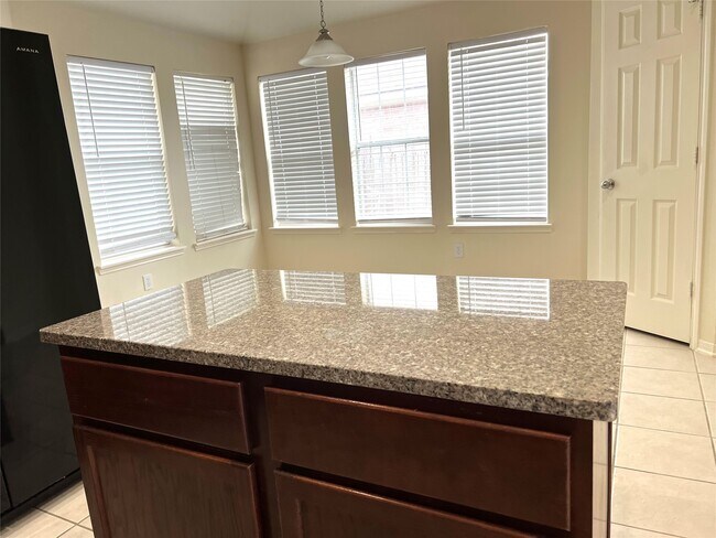 Building Photo - 442 Pinewood Ridge Dr