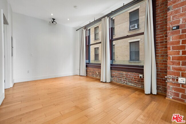 Building Photo - 460 S Spring St