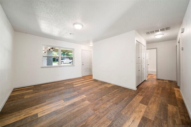 Building Photo - Lafortune Park Duplex