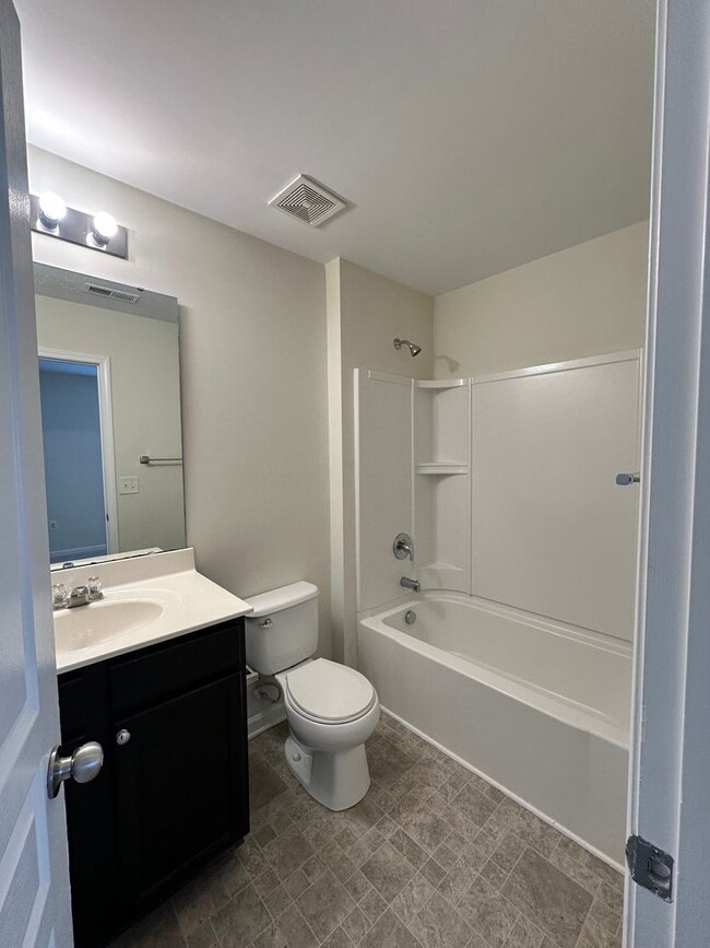 Building Photo - Spacious 3 Bed, 3.5 Bath Townhome in Desirable & Convenient Highland Creek Community!