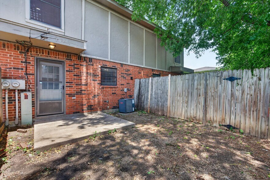 Building Photo - 305 Cambridge Dr