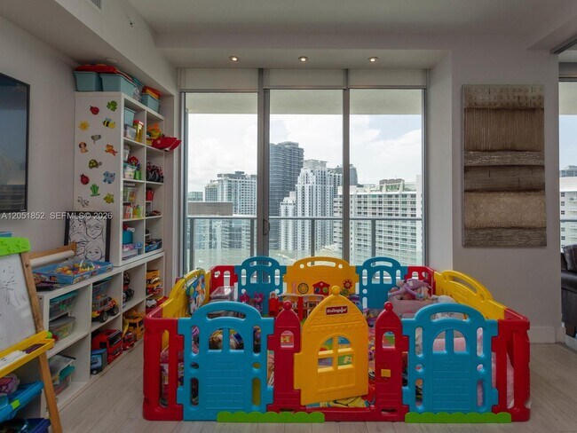 Building Photo - 1300 Brickell Bay Dr