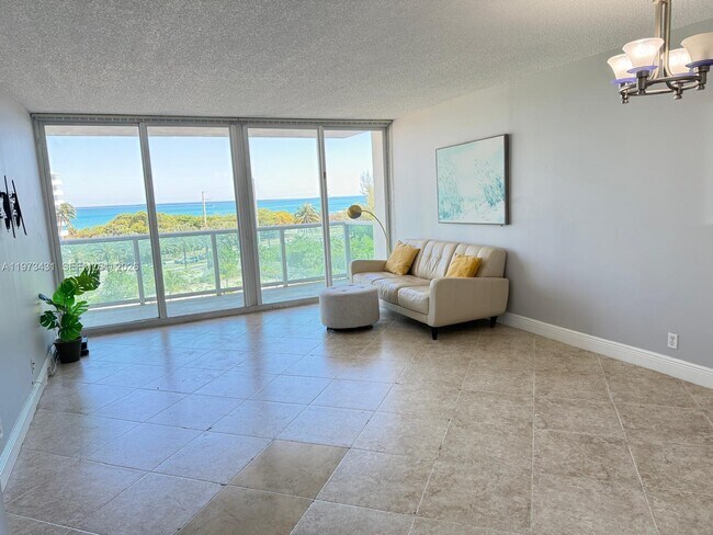 Building Photo - 100 Bayview Dr