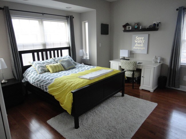 Building Photo - 240 Lauriston St