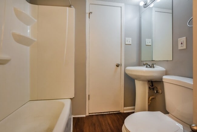 Building Photo - 2508 Greenhill Dr NW
