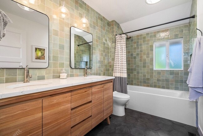 Building Photo - Find a piece of serenity in Historic Old Bend! (Unfurnished)