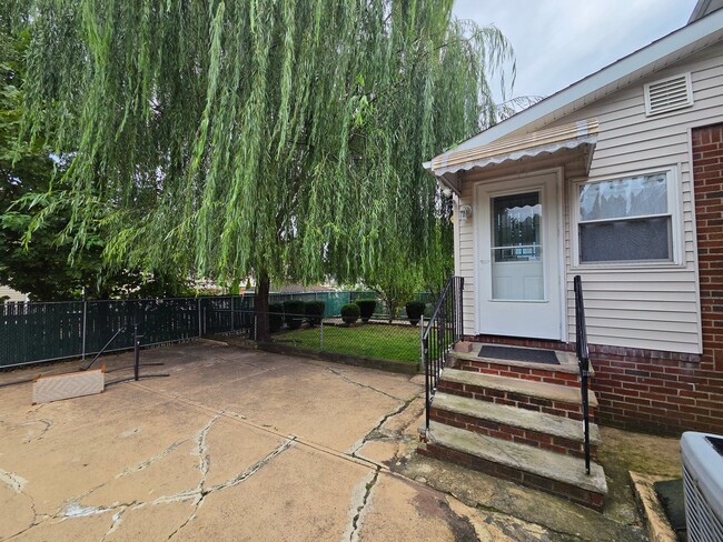 Building Photo - 116 Greenlawn Ave