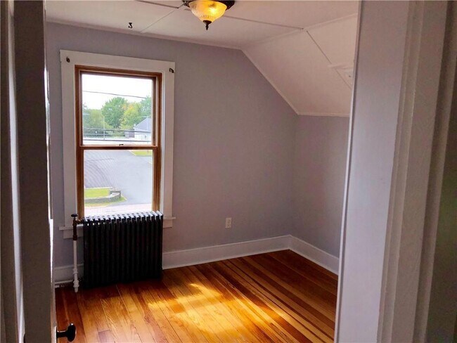 Building Photo - 673 Aquidneck Ave