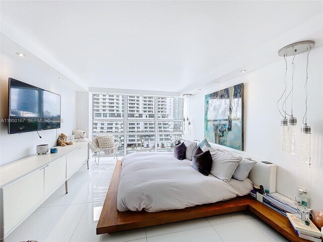 Building Photo - 600 NE 36th St