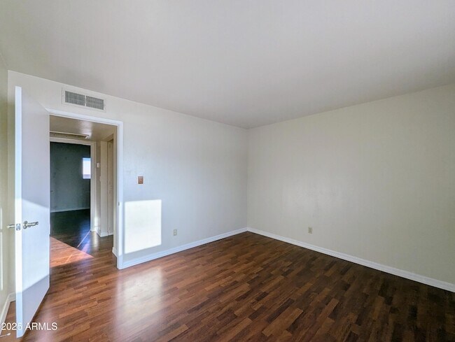 Building Photo - 2233 W Farmdale Ave
